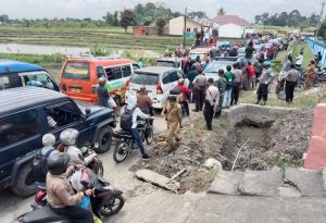 Protes Jalan Provinsi Pematangsiantar-Simalungun Rusak, Himapsi Tanam Pohon Pisang