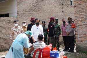 Tinjau Vaksinasi Door-to-Door  di Deliserdang, Presiden Jokowi Ajak Masyarakat Ikut Vaksinasi dan Patuhi Prokes