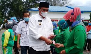 Wali Kota Sidimpuan Mengaku Gaji Terbatas Hanya Untuk Anak Istri, di Madina, Bupati Berikan Seluruh Gaji ke Petugas Kebersihan