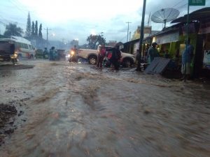 Jalinsum Sidimpuan-Sibolga Banjir, Puluhan Kendaraan di Kayu Ombun Terjebak Macet