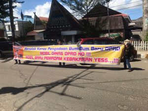 Protes Pengadaan Mobil Dinas, Bung Rambe Bentangkan Spanduk di Depan DPRD Sidimpuan, ini Kata Warga