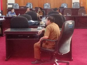 Merokok di Ruang Sidang, Sekwan DPRD Padangsidimpuan Diduga Langgar Perda