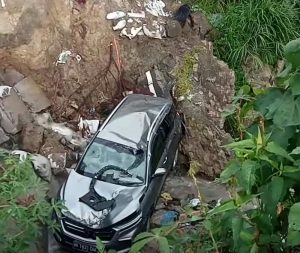 Jalinsum Simalungun Longsor,  1 Mobil Jatuh, 2 Penumpang Luka