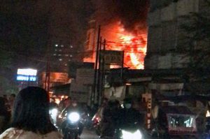 Bengkel Motor Terbakar, Belasan Kendaraan dan Mobil Hangus di Medan