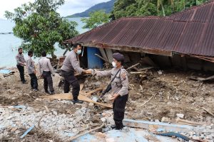 Tiga Rumah Warga Hancur Dihantam Longsor di Simalungun