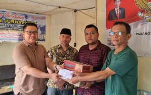 DPC Partai Gerindra Sidimpuan Bantu Wartawan yang Jadi Korban Kebakaran