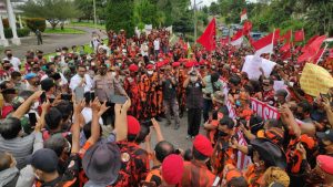 Ribuan Massa MPC PP Simalungun Duduki Gedung DPRD Desak Junimart Minta Maaf