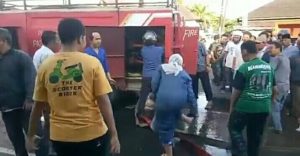 VIRAL! Video Emak-emak Kesal dan Lempar Mobil Damkar Milik Pemkot Sidimpuan