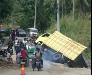 Cor Gorong-gorong Rusak, Mobil Dam Truck Terbalik di Sihoring-koring Padangsidimpuan