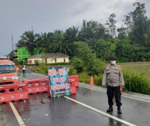 Jalan Provinsi Pematangsiantar-Saribudolok Amblas, Ratusan Kenderaan Terjebak Macet