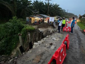 Hati-hati! Jalan Pematangsiantar-Saribudolok Putus Total