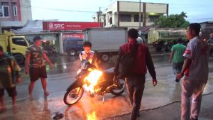 Heboh, Satu Unit Sepedamotor Tiba-tiba Terbakar di Sitamiang, Padangsidimpuan