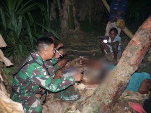 Mengharukan,  Larut Malam, Prajurit TNI Yonif 123/RW Bantu Persalinan Warga Papua di Hutan