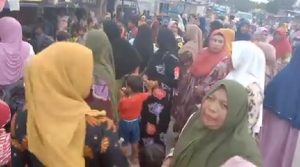 Video Ibu-ibu Pengajian Demo ke Rumah Terduga Bandar Narkoba di Tabuyung Mandailing Natal, Viral