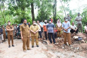 Bupati Tapsel Tinjau Penanganan Darurat Jalan Amblas, Arus Lalu Lintas Lancar