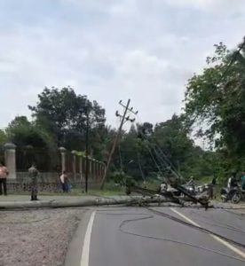 Tiang Listrik Milik PLN Roboh, Jalinsum Sipirok-Padangsidimpuan Macet