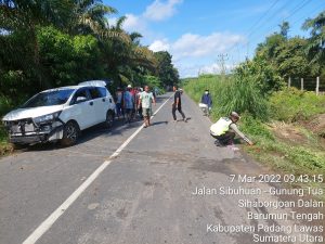 Berhenti Mendadak, Lansia Pengendara Sepeda Motor Tewas Ditabrak Mobil di Gunungtua