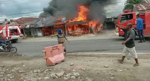 Tiga Unit Rumah di Gunung Tua Paluta Terbakar, Warga Panik