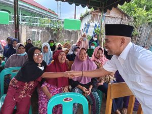 Diiringi Tawa dan Canda Bersama Warga, Gus Irawan Bagikan 2200 Paket Sembako di Padangsidimpuan