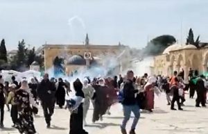 Biadab! Pakai Drone, Tentara Israel Tembakkan Gas Air Mata ke Masjid Al-Aqsa