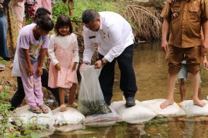 Ketika Bupati Tapsel Tiba-tiba Ajak Dua Bocah Tabur Benih Ikan Bersama