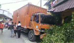 Diduga Rem Blong, Truk ini Tabrak Rumah Warga di Pematangsiantar