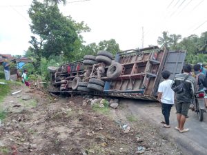 Truk Muatan Pipa Terguling di Simirik Padangsidimpuan