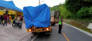 Truck Pengangkut Kayu Bulat Tabrakan Beruntun di Parapat, 1 Orang Tewas