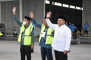 Antarkan Jemaah Haji Sampai ke Tangga Pesawat, Bupati Tapsel: Saya Bersyukur Bisa Dampingi Tamu-tamu Allah