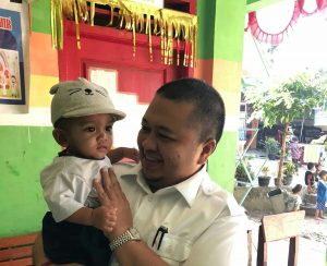 Momen  Ketika Bupati Tapsel Gendong Anak Yatim  Panti Asuhan di Hari Ulang Tahun Almarhum Ayahnya