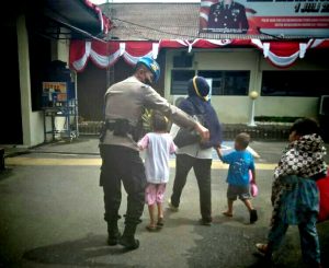 Humanisnya Kanit Propam Polres Tapsel  Ketika Tuntun Ibu dan Anak yang Ikut Demo