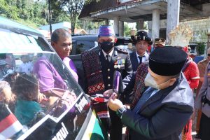 Dengan Memakai Ulos, Kapolres Bersama Bupati Tapsel Kompak Bagikan Bendera