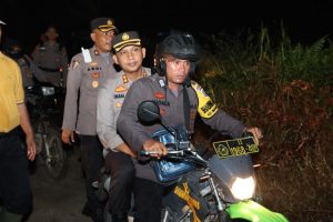 Wah! Malam-malam, Kapolres Tapsel Masih Tinjau Lahan Kebakaran