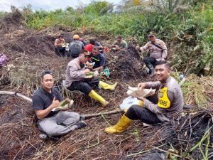 Cerita Kapolres Tapsel Padamkan Api di Lokasi Kebakaran: Jalan Kaki 1,5 Kilometer hingga Makan Nasi Bungkus