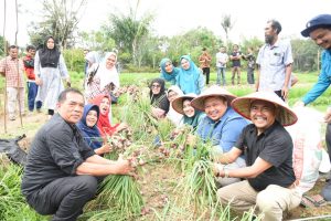 Bupati Dolly Ajak Warga Maksimalkan Lahan Kosong