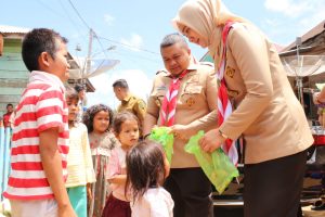 Momen Bupati dan Ketua TP PKK Tapsel Kompak Berbagi Ceria dengan Anak-anak Jelang HUT RI ke-77