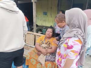 Sembari Memeluk Seragam Sekolah Anak, Ibu ini Histeris Melihat Rumahnya Terbakar