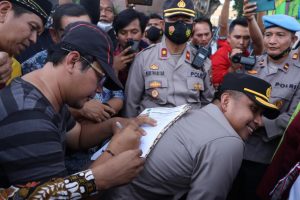 Aksi Simpatik Kapolres Tapsel yang Relakan Punggungnya Dijadikan Landasan Tandatangan di Tengah Seribuan Pendemo