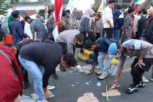 Pasca Unjuk Rasa, Mahasiswa dan  Kapolres Tapsel Kompak Pungut Sampah