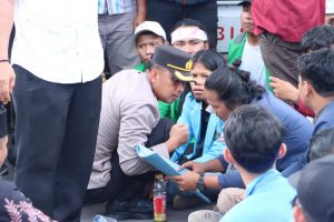 Melihat Kegigihan Kapolres Tapsel Mengamankan dan Membujuk Mahasiswa yang Demo di Kantor DPRD Padangsidimpuan