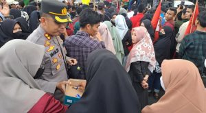 Aksi Humanis Kapolres Tapsel Bagikan Permen ke Ratusan Massa Aksi  Penolakan Kenaikan BBM