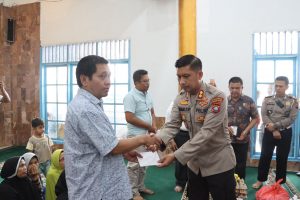 Kapolres Tapsel Serahkan Bantuan kepada Korban Kebakaran di Sipirok