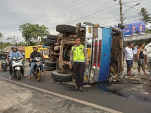 Satu Unit Mobil Dump Truk Terguling di Simpang Hutaimbaru, Sidimpuan