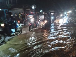 Jalinsum Macet, Aek Siporda Meluap Hingga ke Rumah Warga di Sidimpuan