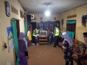 Puluhan Rumah Warga di Tapsel Terendam Banjir, Polisi Bantu Evakuasi