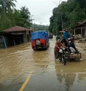 Sungai Batang Angkola Meluap ke Badan Jalan di Tapsel