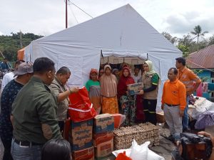 Datangi Posko Banjir di Raniate, Angkola Sangkunur, Bupati Tapsel Salurkan Bantuan