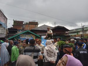 Disoraki Pedagang, Wali Kota Irsan Tidak Turun Dari Mobil di Jalan Thamrin, Sidimpuan