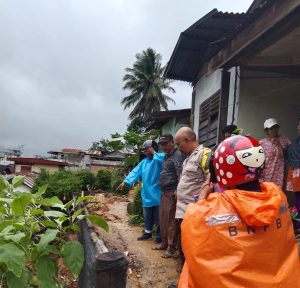 Enam Jam Diguyur Hujan, Dua Unit Rumah Terancam Longsor di Kelurahan Sitamiang  Baru, Sidimpuan