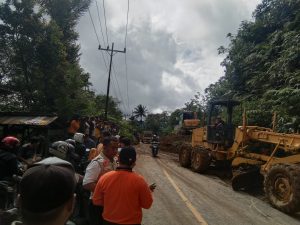 Kerahkan 2 Unit Alat Berat, Akses Jalan Lintas Sidimpuan Menuju Sibolga Berjalan Lancar